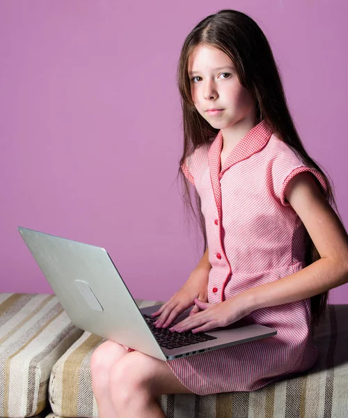 Colegiala navegando por Internet. Tecnología moderna. La educación hoy en día demanda aparatos modernos. Hacer la tarea o jugar juegos. Viendo video. Educación a distancia. Alumnos estudian tecnología digital. La vida moderna —  Fotos de Stock