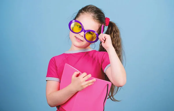 Libro de lectura. Moda de verano. Pequeña chica de belleza escribir sus recuerdos. hacer planes para vacaciones de verano y vacaciones. pequeña chica feliz en gafas con cuaderno. notas del diario. niña pequeña con cuaderno — Foto de Stock