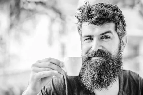 Kafede sakallı adam. sabah kahvaltısı. acımasız erkek sabah ferahlık ihtiyacı var. espresso kahve içebilirsiniz. Mutlu. Sakal saç içme kahve ile olgun hipster. Başlangıç konsepti — Stok fotoğraf