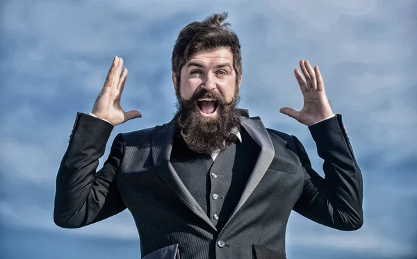 Adam iyimser işadamı giyim resmi takım gökyüzü arka plan sakallı. Başarı ve şans. İyimser ruh hali. İyimser gibi düşünüyorum. İyimser olmayı. Umutlu ve kendine güvenen geleceği ile ilgili. Beklenmeyen şans