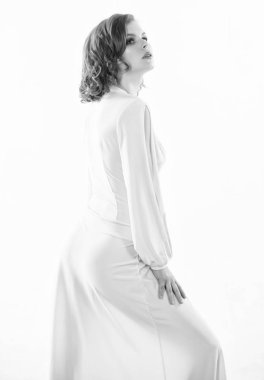 Vintage moda kavramı. Retro saç modeli ve beyaz elbise poz makyaj kadın zarif bayanla. Seksi vintage moda elbise. Parti için kıyafet. Kız çekici vintage model beyaz arka plan üzerinde