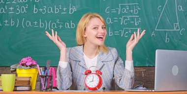 zamanı geldi. öğretmen ile çalar saat, yazı tahtası. Zaman. Okula dönüş. Öğretmenler günü. Çalışma ve eğitim. Modern okul. Bilgi gün. Okul. Evde eğitim. mutlu bir kadın. kadın sınıfta