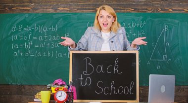 Dijital dünya. Okul. Evde eğitim. sürpriz kadın. Okula dönüş. Öğretmenler günü. kadın sınıfta. öğretmen saate blackboard ile. Zaman. Çalışma ve eğitim. Modern okul. Bilgi günü