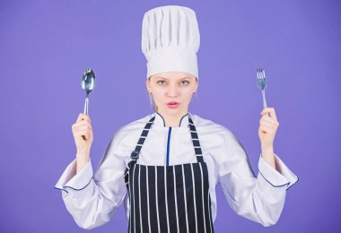 Geleneksel mutfak yemeği. Yemek deneme zamanı. O aç. Yemeğinin tadını çıkar. Kadın şef mutfak gereçleri kaşık çataltutun. İştah ve tat. Profesyonel aşçı ve evde yemek. Lezzetli ev yapımı yemekler