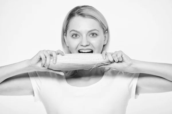 O quanto eu posso caber na minha boca. Culturas de milho. vitamina e dieta alimentar. agricultura e cultivo. Dentes saudáveis. fome. Mulher feliz a comer milho. colheita de vegetais. Fazenda, menina agricultor com milho — Fotografia de Stock