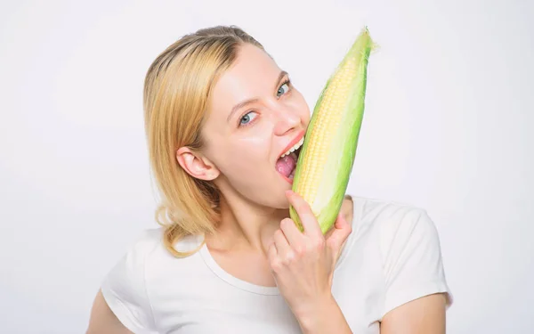 Dientes sanos. hambre. agricultura. Mujer feliz come maíz. cosecha de vegetales. Agropecuaria, campesina con maíz. cultivo de maíz. alimentos para adelgazar vitaminas. tiene dientes sanos. idea de dientes sanos —  Fotos de Stock