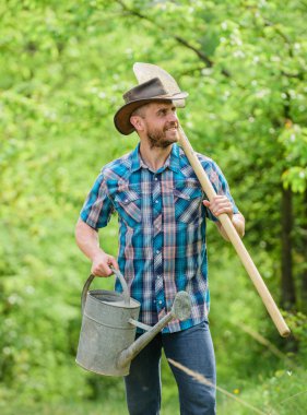 Ağaç bayramı. Ağaç dikmek. Bağlılık ve sorumluluklar. Tarım kavramı. Bahçeye dikim. Ağaç dikme geleneği. Büyüyen bitkiler. Sulama olabilir ve kürek ile Olgun adam kovboy şapkası