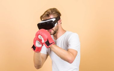 vr boks. gelecekteki yenilik. Vr gözlüklü adam. Fütüristik oyun. sanal gerçeklikte boks. Dijital spor başarısı. adam yeni teknoloji kullanın. modern gadget. Eğitim boks oyunu. Fitness adanmış