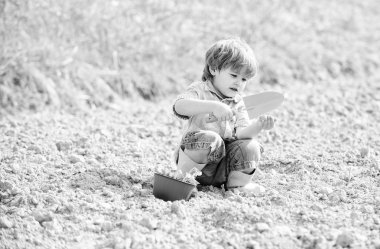 küçük çocuk bir çiçek dikim. dünya günü. toprak ve gübre. yaz çiftliği. mutlu çocuk bahçıvan. Çiçekler sunumu. ekoloji ve çevre koruma. tarım ve tarım