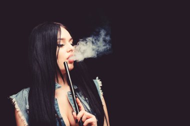 Dinlen ve rahatla. Nargile barı. Elektronik sigara. Moda kız vaping. Beyaz duman bulutu. Vaping çok seksi. Nikotin bağımlılığı. Glamorous esmer sigara vaping cihazı siyah arka plan. Kız vaping