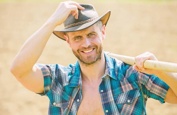 Eco ferme. Récolte. agriculture et culture agricole. Équipement de jardin. heureux jour de la terre. Eco living. homme de ranch musclé en chapeau de cow-boy. fermier sexy tenir la pelle. Printemps et été — Photo