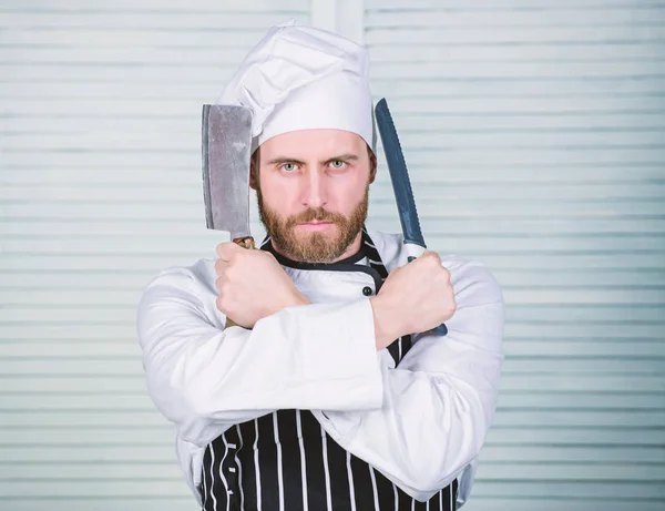 출근 준비. 앞치마와 모자에 자신감 남자 칼을 잡으십시오. 수염 난된 남자 음식을 먹는 사랑 한다. 레스토랑, 유니폼에 요리사. 부엌에서 전문가입니다. 요리 요리입니다. 요리사는 요리에 대 한 준비 — 스톡 사진