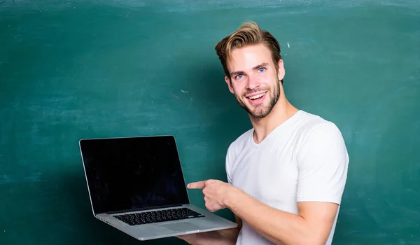 Programmazione degli insegnanti scolastici con laptop. Un bell'uomo usa la tecnologia moderna. Tecnologia digitale. Applicare corso online per programmatori. Gli studenti imparano il linguaggio di programmazione. Programmazione sviluppo web — Foto Stock