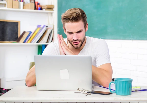 El hombre guapo usa tecnología moderna. Mejorar el conocimiento. Estudiante aprende lenguaje de programación. Escuela secundaria y universidad. Programación de desarrollo web. Tecnología digital. Aplicar curso de programación en línea —  Fotos de Stock