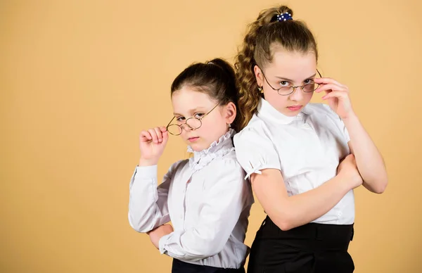 Terug naar school. studie concept. slimme kleine meisjes tijdens de les. kleine meisjes in school uniform. zelfverzekerde studenten. vriendschap voor altijd. Kopieer ruimte. samen studeren. We willen niet studeren. Blijf slim — Stockfoto