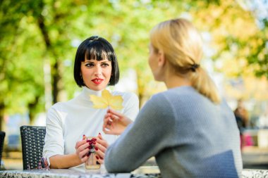Dostluk dostu yakın ilişkiler. Vahiy ve destek. Arkadaşlık toplantısı. Güvenilir iletişim. Dostluk ya da rekabet. Kızlar kahve sohbeti içer. İki kadın kafe teras sohbeti