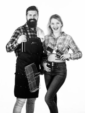 Barbekü partisi olan Mutlu çift için serinletici bir içeceğin tadını çıkarın. Mangal takımı tutan bir çift kadın ve erkek. Barbekü bir pişirme yöntemidir. Barbekü ızgara ile pişirme