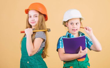 mutlu çocuklar. Gelecekteki kariyeri. İşçi bayramı. 1 mayıs. Tablet ve çekiçle miğferli küçük çocuklar. Foreman müfettişi. Onarım. küçük kızlar atölyede birlikte tamir. Yıllar süren mekanik deneyim