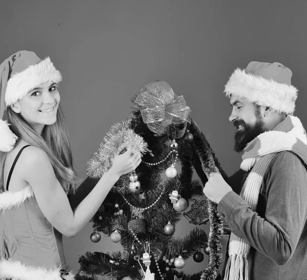 Χριστούγεννα και αγάπη έννοια. Το ερωτευμένο ζευγάρι στολίζει το δέντρο — Φωτογραφία Αρχείου