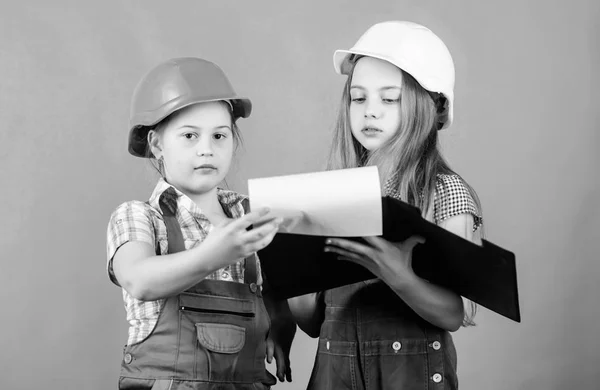 워크샵에서 함께 수리하는 작은 소녀. 학교 프로젝트. 행복한 아이들. 태블릿 헬멧에 어린 아이. 노동절. 1 월. 포먼 관리자. 복구. 건물 워크샵. 워크샵 근로자 — 스톡 사진