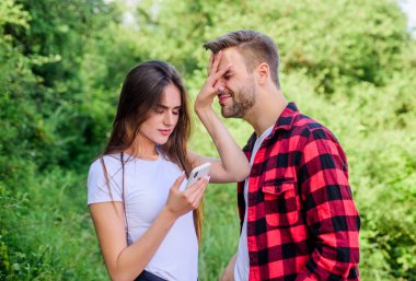 Adam kıskanç kız arkadaşı mesajlaşma online. Online satın alın. İnternet bağımlılığı. Adam ve kız doğa akıllı telefon. Her zaman internette. Kadın cep telefonu kullanıyor. Mobil bağımlısı. Sosyal ağlar. Sörf internet