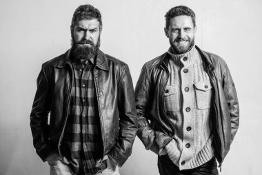 Vahşi erkek deri ceket giymek. Erkekler acımasız sakallı hippi. Yakışıklı şık ve serin. Erkeksi ve acımasız arkadaşlar. Erkeklik ve vahşeti. Acımasız deri giysili emin hissediyorum. Zorba takım