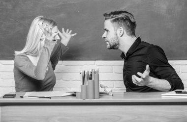 Dostluk ve ilişkiler. Uzlaşmacı çözüm. Üniversite ilişkileri. İlişkiler sınıf arkadaşları. Öğrenciler sınıf tebeşir tahtası arka plan iletişim. Şiddet ve zorbalık. Grup arkadaşları arasındaki iletişim