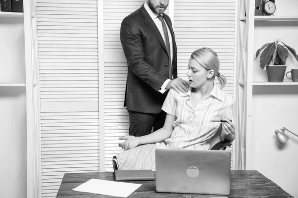 Mad på kollega. Arbets kraft sexuella trakasserier. Sexuella trakasserier på kontoret. — Stockfoto