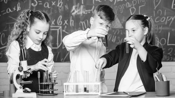Chemieunterricht. Chemie-Ausrüstung. Biologie-Studenten experimentieren mit dem Mikroskop. Kleine Kinder lernen Chemie im Schullabor. Glückliche Kinder. Chemieunterricht. Blutprobe entnommen — Stockfoto