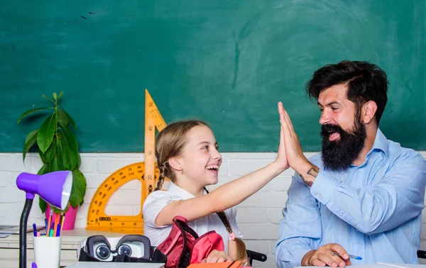 Biz yaptık. bilgi günü. Evde eğitim. baba ile kızı çalışma. Öğretmenler günü. özel ders. sınıfta sakallı öğretmen adam ile küçük kız çocuk. Okula geri dön. Özel öğretim