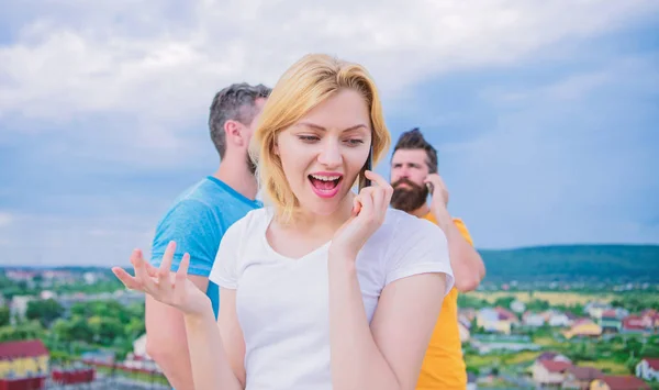 Vrienden aan de telefoon. Vrienden en mobiel. Portret van drukke mensen ta — Stockfoto