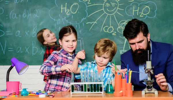 Miúdos a aprender química no laboratório da escola. Cientista de miúdos de escola a estudar ciências. crianças felizes professor. de volta à escola. estudantes fazendo experimentos de ciência com microscópio em laboratório — Fotografia de Stock