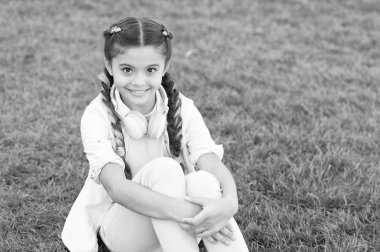 Bahar ruh. MP3 çalar. küçük kız dinle müzik. mutlu küçük kız. Sesli kitap. Headpset evlat. Şık çocuk yeşil çimenlerin üzerinde sakin ol. Kafamın içinde bahar. Bahar tarzı. Bahar tadını çıkarın. kopya alanı