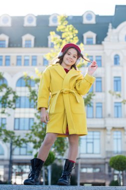 Stereo sesi. Sonbahar çocuk kıyafetleri müziğin tadını çıkarıyor. Müzik dinleyen küçük kız en sevdiği şarkının tadını çıkarıyor. Sadece iyi titreşimler. Harika bir ses. Kulaklık takan şehir geçmişi olan bir kız.