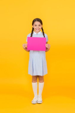 Bunu oku. Yaklaşan olay. Kız düzenli elbise afiş tutun. Schoolgirl poster kopya alanı tutun. Haber bilgileri. Değişiklikler geliyor. Okul konseptine geri dönelim. Liseli öğrenci gösterisi posteri. Ürünün tanıtımı