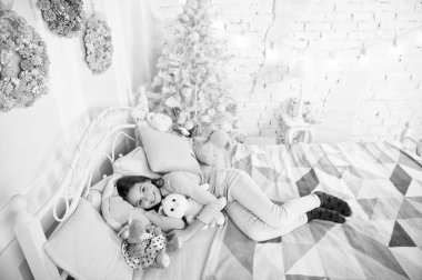 Xmas önce sabah. Uyku. Noel Baba'yı bekliyorum. Kış. küçük kız evde uyuyor. Noel aile tatili. Yeni Yılınız Kutlu Olsun. Noel alışveriş. küçük çocuk kızla xmas hediyesi. Keşke