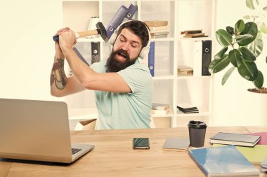 Yavaş internet bağlantısı. Eski yazılım. Bilgisayar gecikmesi. Bilgisayar gecikmesi nedenleri. Yavaş gecikme lisi nasıl düzeltilir. Nefret ofis rutini. Adam sakallı adam kulaklık ofis bilgisayarda çekiç salıncak