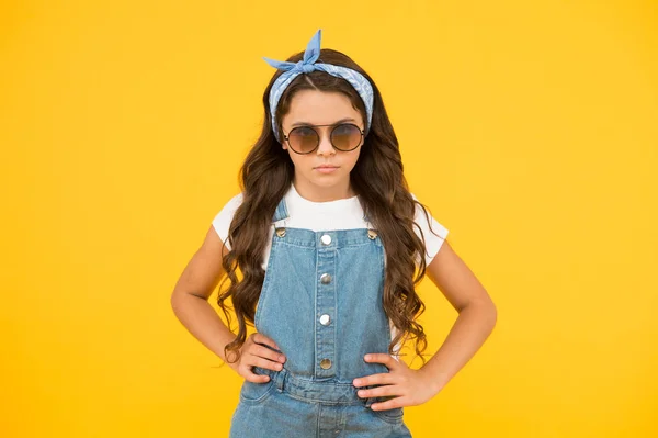 Mode trend. Je alles wat je wilt in het leven als jurk voor het hebben. Kleine Fashionista. Schattig Kid mode meisje. Zomer mode concept. Meisje lang krullend haar dragen zonnebril en fancy gebonden hoofddoek — Stockfoto