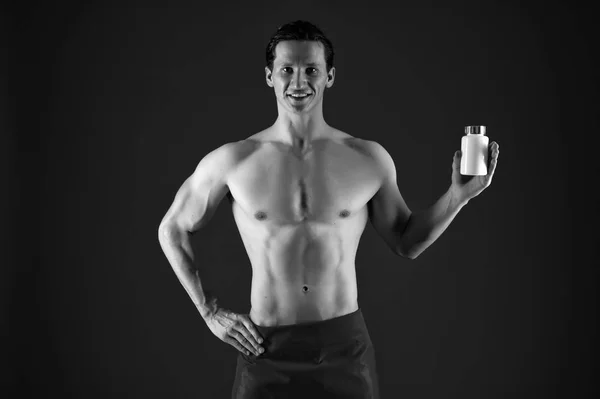 Voedsel en voeding voor sport en fitness. Sportman met vitamine fles. Voeding supplementen voor bodybuilder. Energie- en wellness-concept. Vitamine en speciale voeding. Voeding voor bodybuilders — Stockfoto