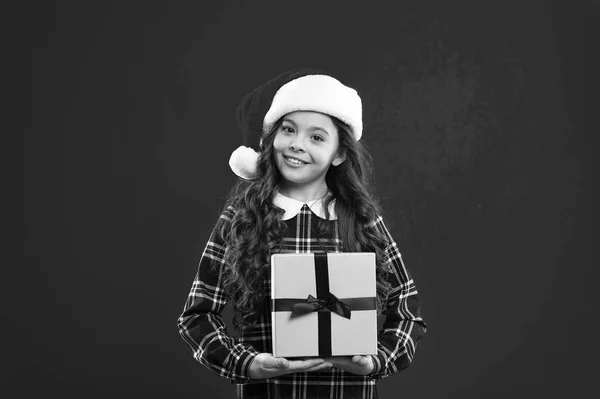 Compras de Navidad. Niña con sombrero rojo de santa. Regalo para Navidad. Infancia. Fiesta de año nuevo. Chico Santa Claus. Felices fiestas de invierno. Niña pequeña. para mis padres —  Fotos de Stock