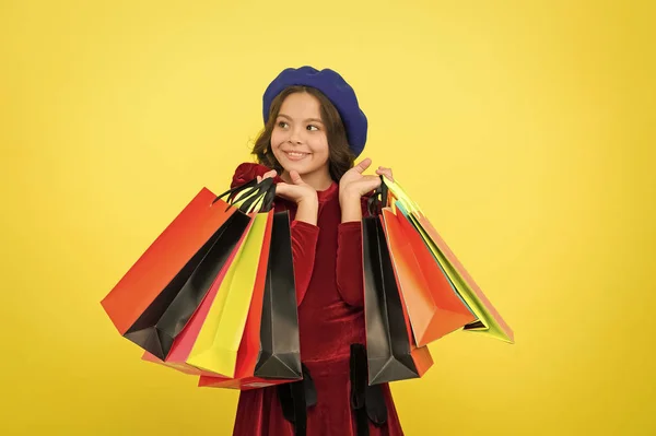 즐거운 온라인 쇼핑입니다. 생일과 크리스마스 선물입니다. 국제 어린이 날. 쇼핑몰에서 큰 판매입니다. 쇼핑 봉투와 함께 작은 여자 아이입니다. 자신의 사업입니다. 좋은 구매 — 스톡 사진