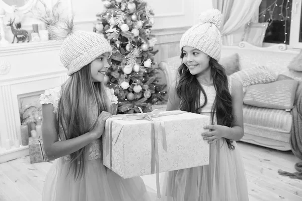 Niños amigos emocionados desempacando sus regalos. Niños hermanas pequeñas sostienen cajas de regalos fondo interior. Qué gran sorpresa. Pequeñas chicas lindas recibieron regalos navideños. Los mejores juguetes y regalos de Navidad —  Fotos de Stock