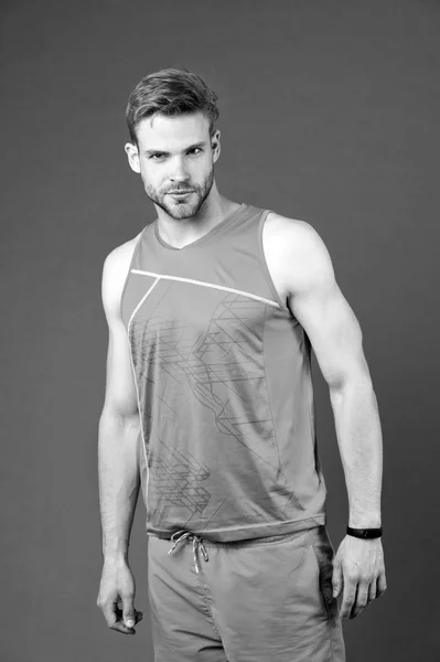 El deporte es nuestra vida. Hombre musculoso en ropa deportiva azul. Concepto de estilo de vida saludable. Hombre macho con cuerpo atlético. Culturista fuerte. Musculoso chico fuerte listo para hacer ejercicio. fitness deportivo. entrenador personal —  Fotos de Stock