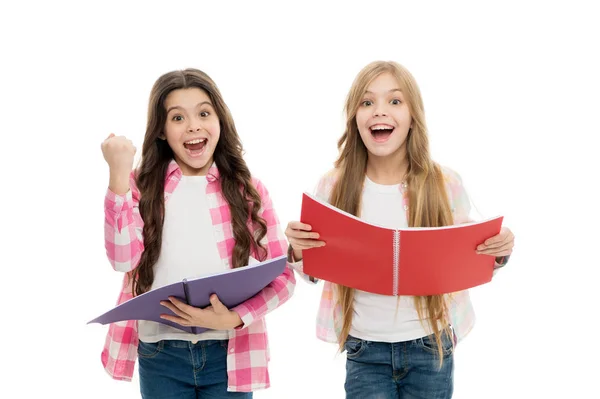 We houden van studeren. Studeren is leuk. Koop boek voor extra school cursus. Taalcursussen voor jongeren. Meisjes met school leerboeken witte achtergrond. School concept. Leerlingen die leerboeken meenemen naar schoolklassen — Stockfoto