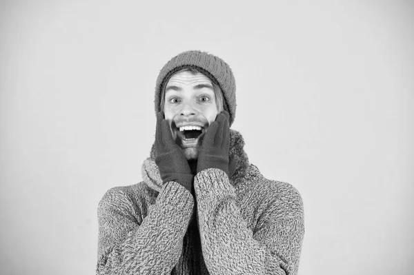 Uomo felice in abiti invernali. Uomo felice sorridente durante le vacanze invernali. Le vacanze sono giorni felici. Sia festivo — Foto Stock