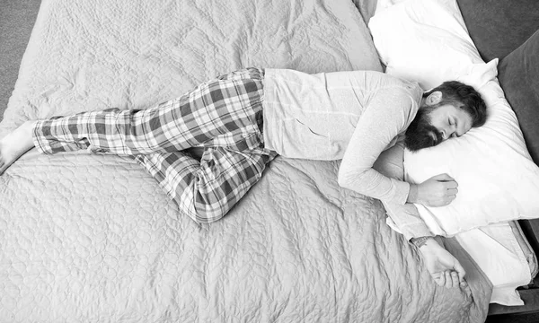 Brutaler Schläfer im Schlafzimmer. Älterer Mann mit Bart im Pyjama auf dem Bett. schlafend und wach. Energie und Müdigkeit. bärtige Mann Hipster schlafen am Morgen. Tiefschlaf. Wenn die Party vorbei ist — Stockfoto