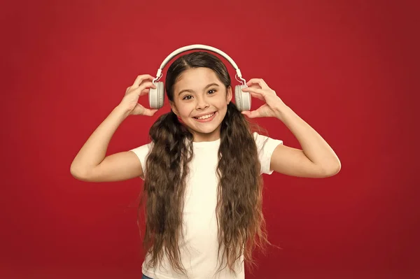 Kraftvolle Wirkung Musik Teenager ihre Emotionen, Wahrnehmung der Welt. Mädchen hören Musik-Kopfhörer auf rotem Hintergrund. modernes Gadget-Konzept. Musikgeschmack. Musik spielt bei Teenagern eine wichtige Rolle — Stockfoto