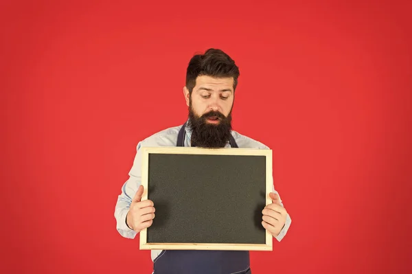 Désolé que nous soyons fermés. Barman Hipster montrer espace de copie tableau noir. Personnel du restaurant Hipster. Hipster vous informe. Homme barbu barman ou cuisinier dans tablier tenir tableau blanc. Concept de liste de prix — Photo