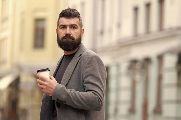 Mais um gole de café. Estilo de vida da cidade. Empresário aparência bem preparado desfrutar de coffee break fora de fundo urbano centro de negócios. Relaxe e recarregue. Homem barbudo hipster beber copo de papel de café — Fotografia de Stock