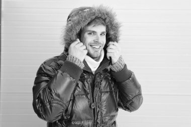 Rahat kış giyim. Sıcak tut. Kış şık erkek giyim. Adam hipster giyim sıcak ceket kürk sarı arka plana sahip sakallı. Adam kukuleta ile sıcak ceket giymek. Sıcak giysiler içinde rahat hissediyorum